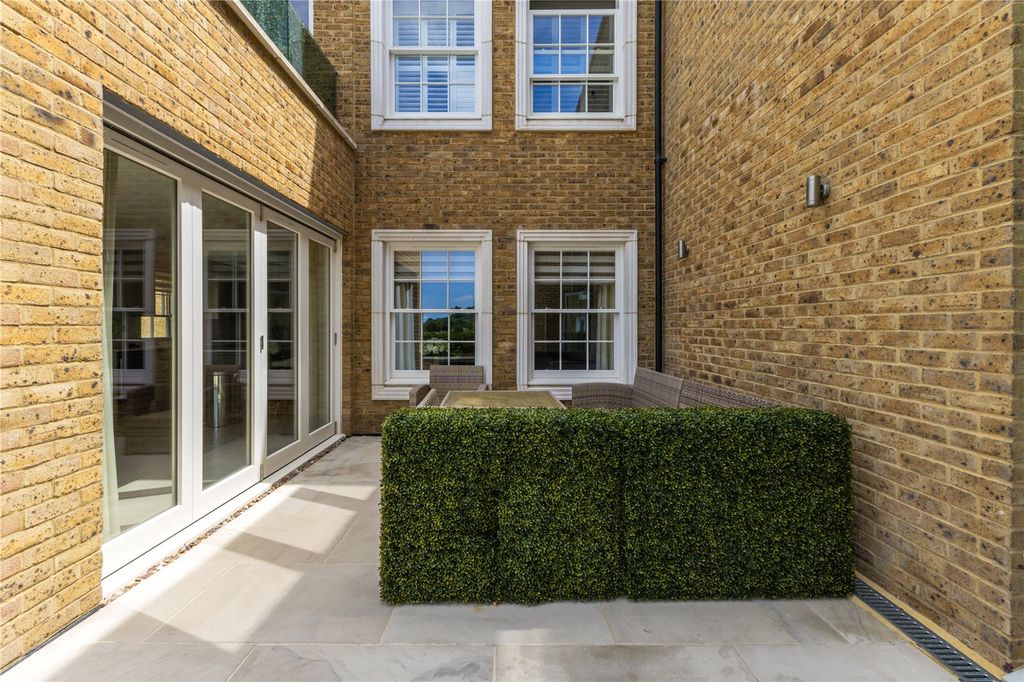 Additional image 13 of 2 bed flat for saleConnaught Square, Winchester, Hampshire SO22