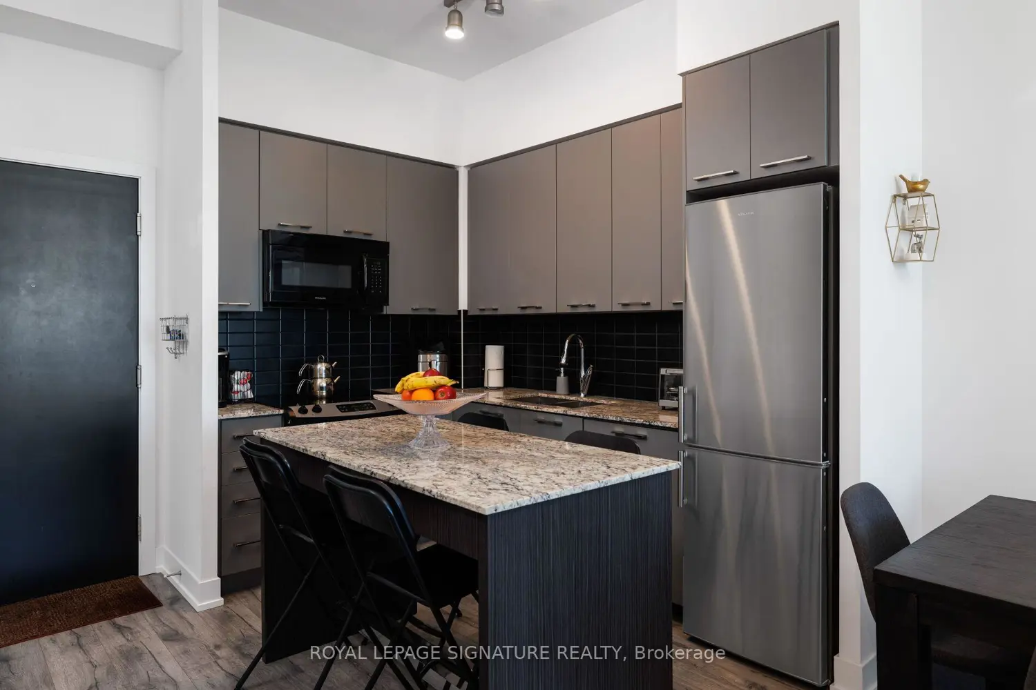 9471 Yonge Street 332