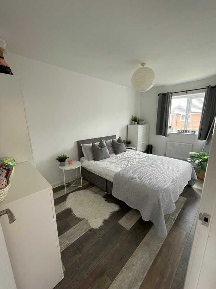 3 Bed Semi-Detached House, Lomas Close, M5, N1 7GU