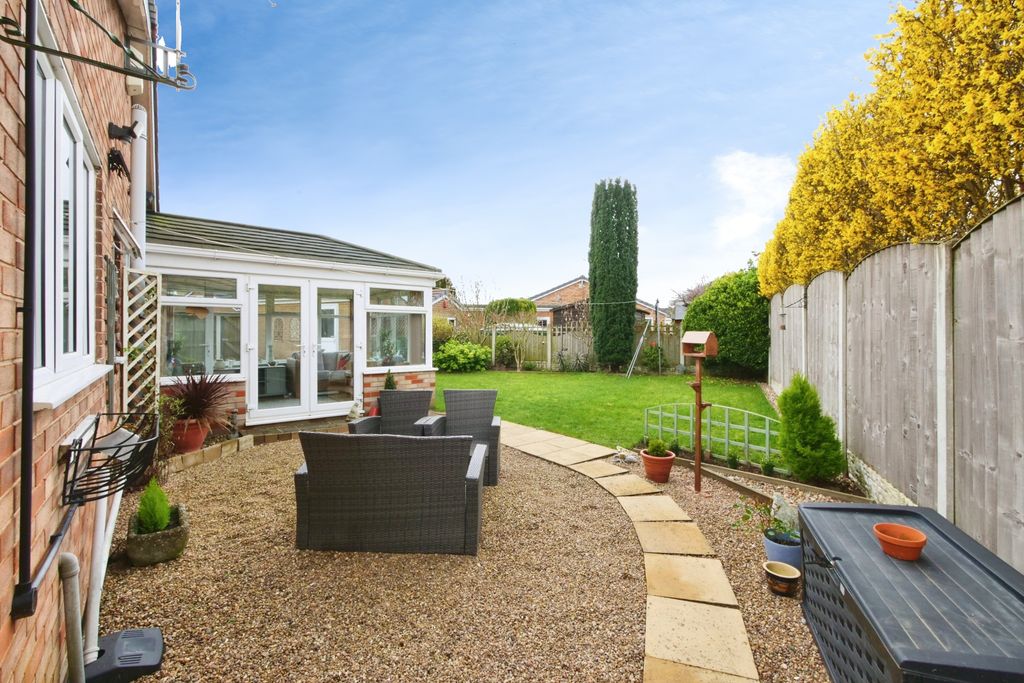 3 bed detached bungalow for saleLime Tree Close, Thorpe Willoughby, Selby YO8 photo 2