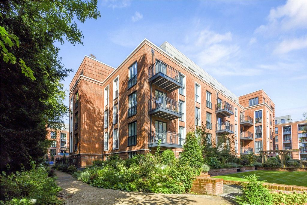 3 bed flat for saleFellowes Rise, Winchester, Hampshire SO22