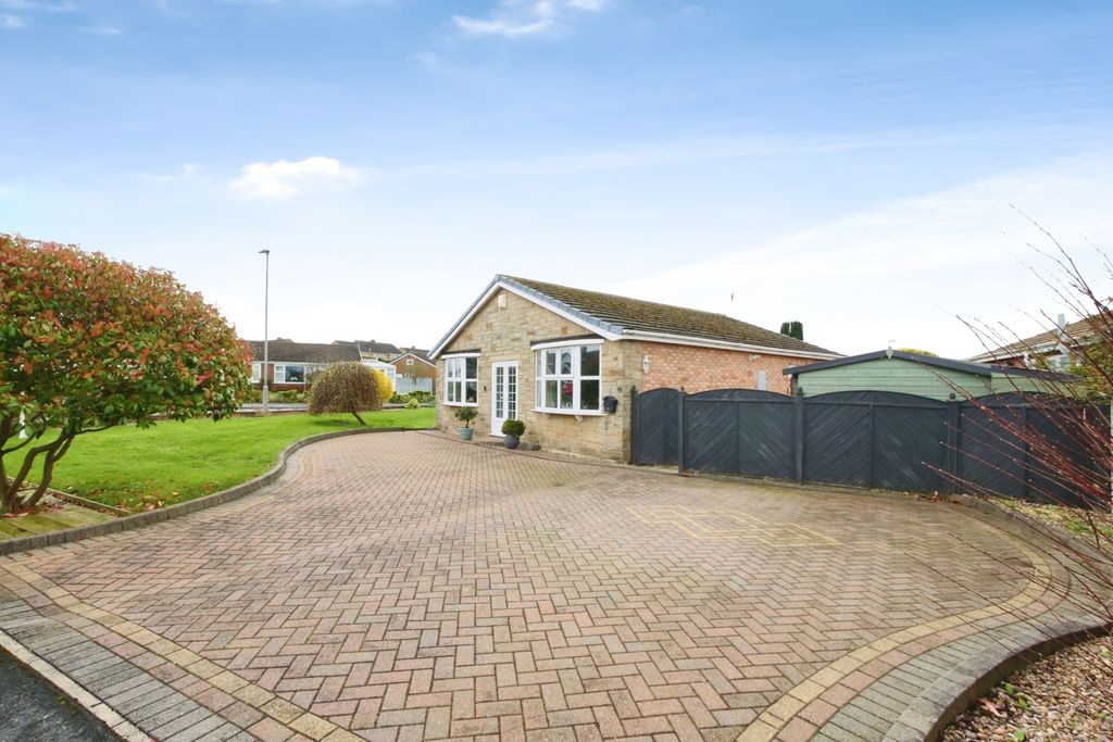 3 bed detached bungalow for saleLime Tree Close, Thorpe Willoughby, Selby YO8 photo 4