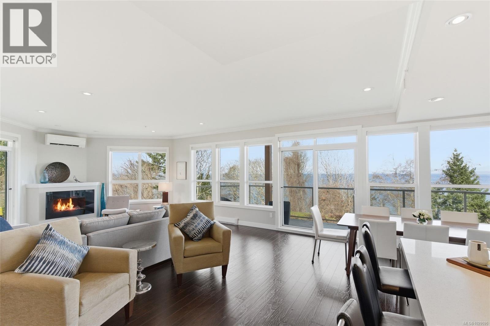 Primary image of 204 439 College Rd