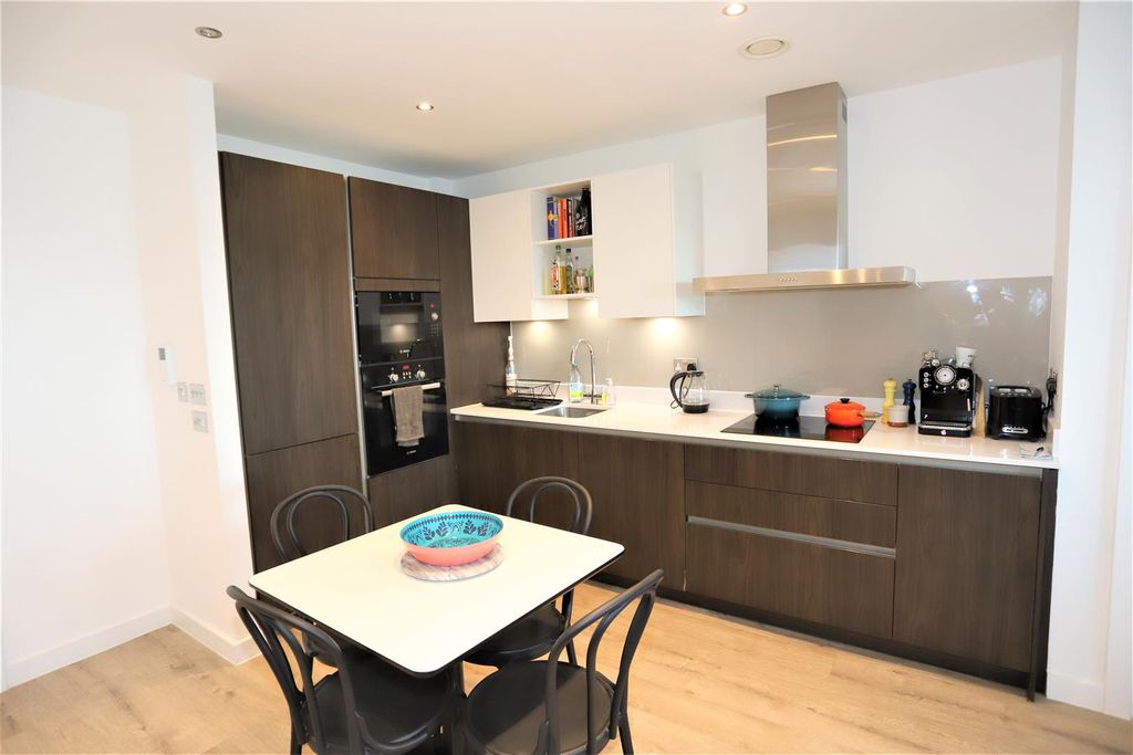2 bed flat for saleMiddlewood Locks, Lockgate Square M5 photo 3