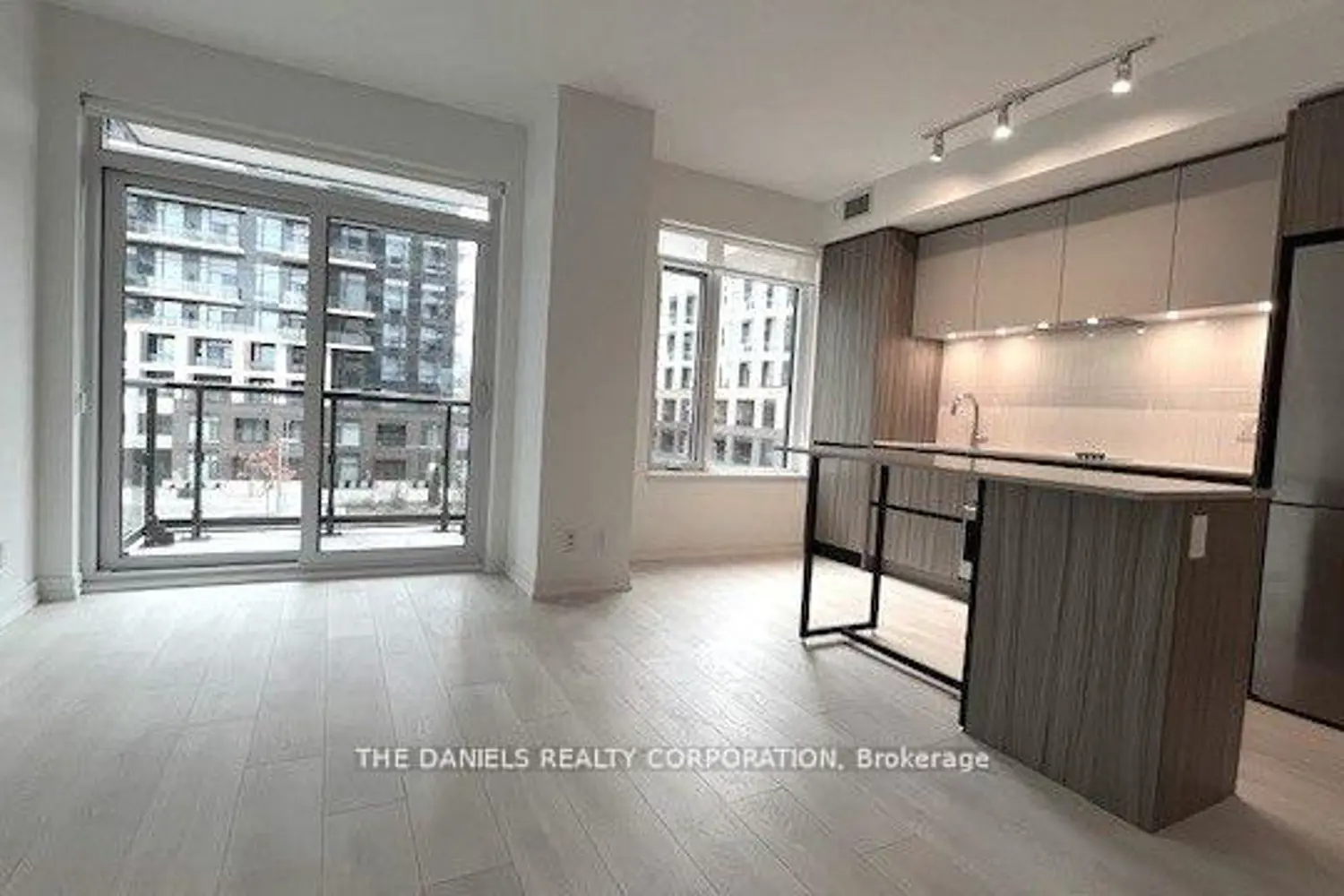 8 Beverley Glen Boulevard 306 photo 2