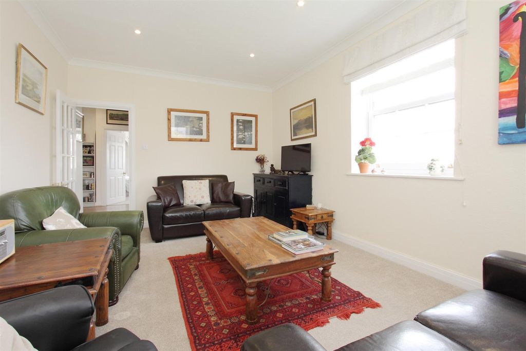 2 bed flat for saleThe Close, Salisbury SP1 photo 5