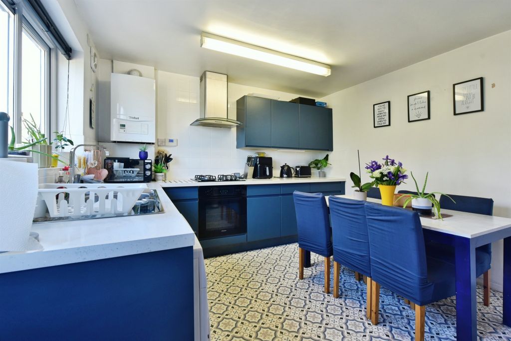 3 bed semi-detached house for saleCarpenter Croft, Sheffield S12 photo 3