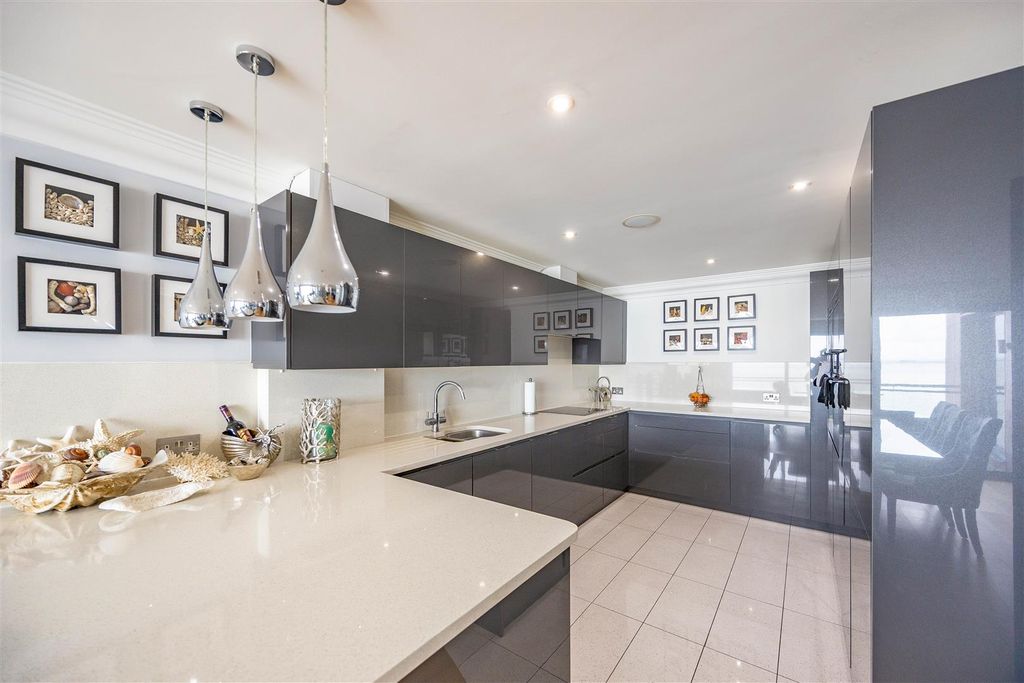 3 bed flat for saleThe Leas, Chalkwell SS0 photo 3