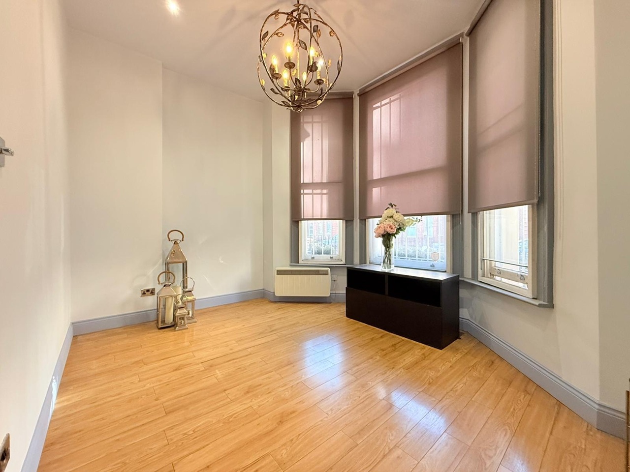 1 Bed Flat, Warwick Road, SW5, N1 7GU