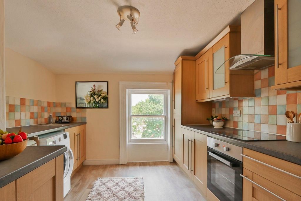3 bed flat for salePearson Park, Hull HU5 photo 4