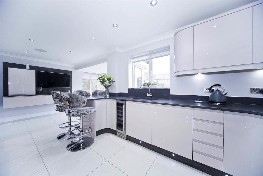 Additional image 5 of 6 bed detached house for saleKingfisher Close, Hartlepool TS26