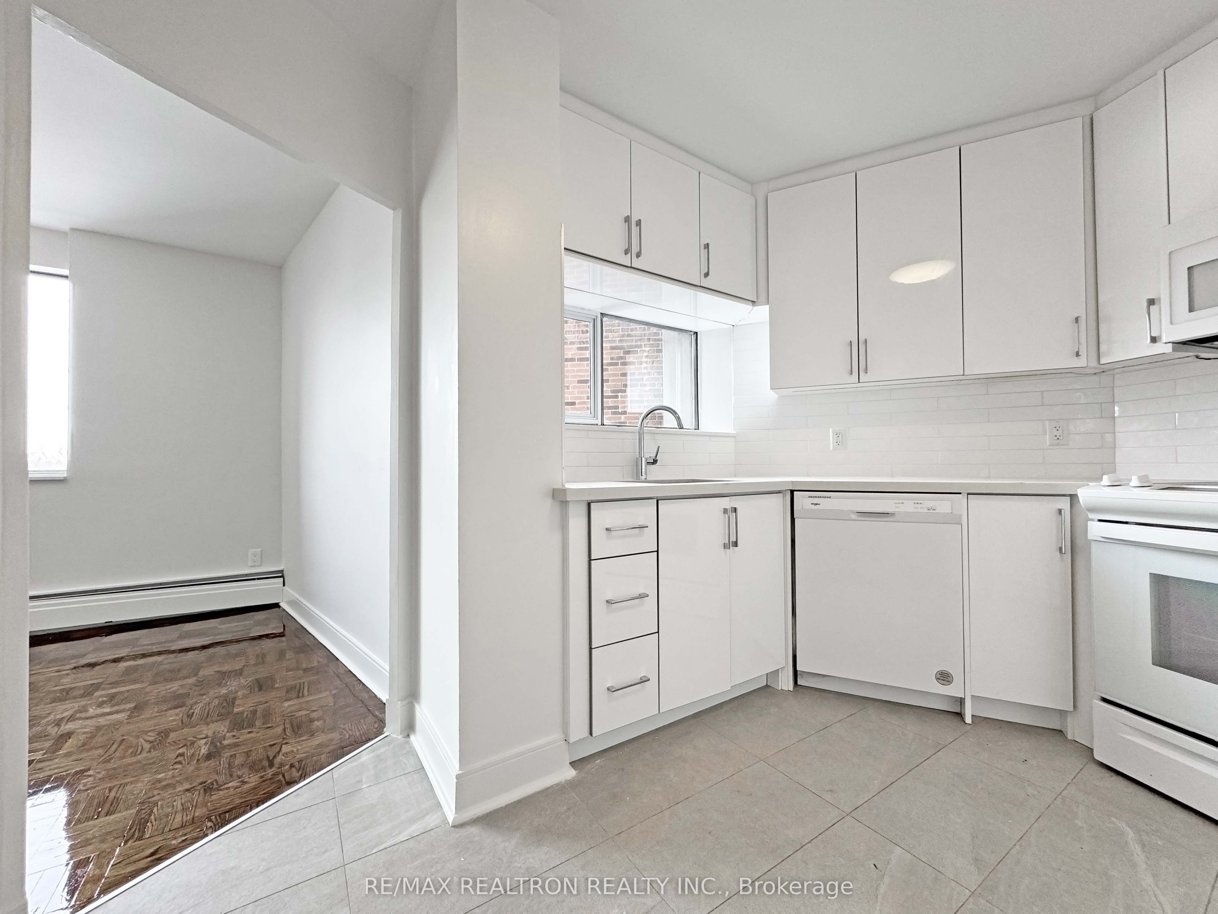 Additional image 5 of 1501-9 Deer Park Crescent, Toronto, ON, M4V 2C4