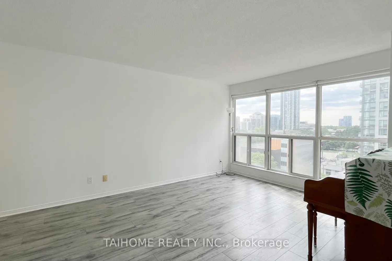 Additional image 11 of 28 Hollywood Avenue 809
