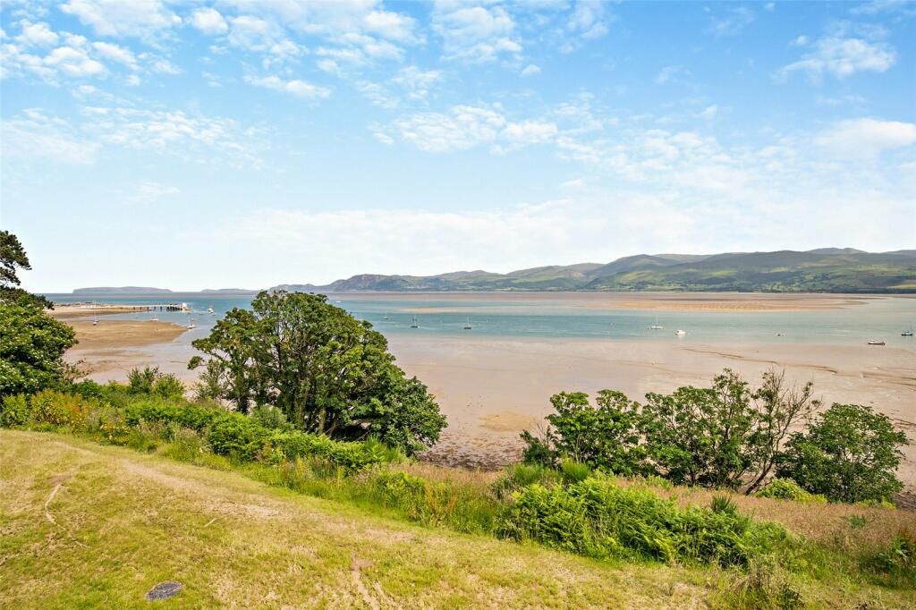 2 bed flat for saleBeaumaris LL58 photo 4