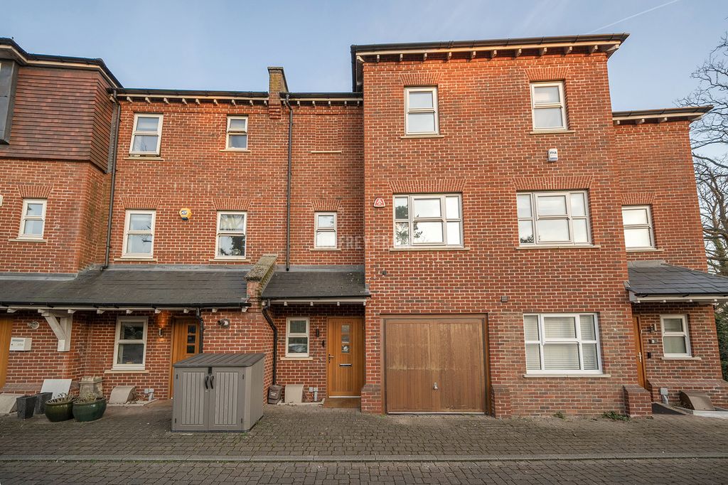 4 bed town house for saleThe Ridgeway, Mill Hill NW7