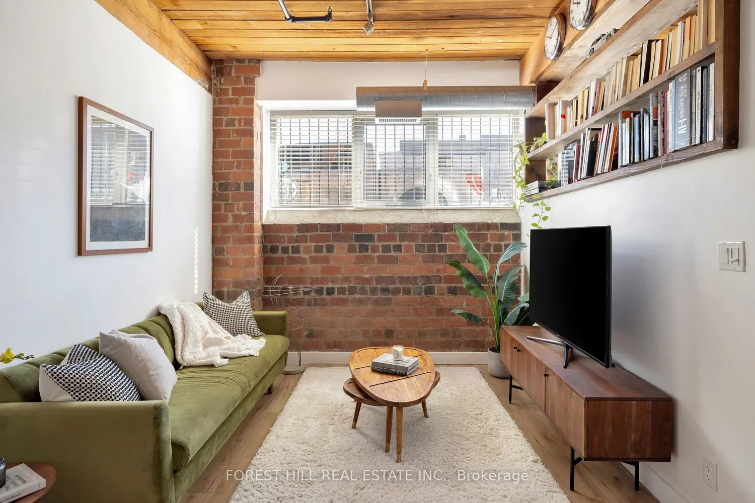 Additional image 10 of 2154 Dundas Street 105