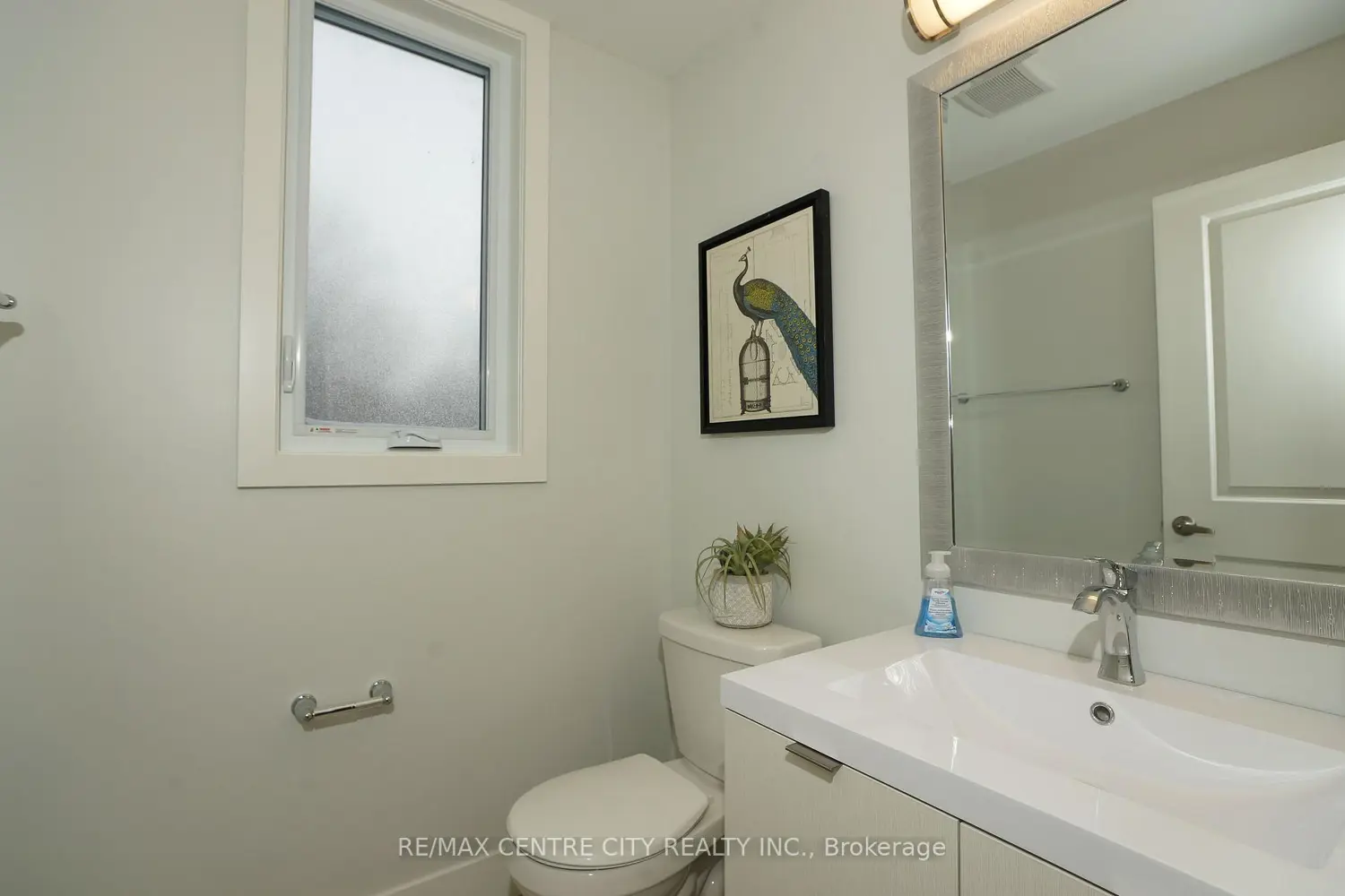 925 Deveron Crescent 6 photo 5