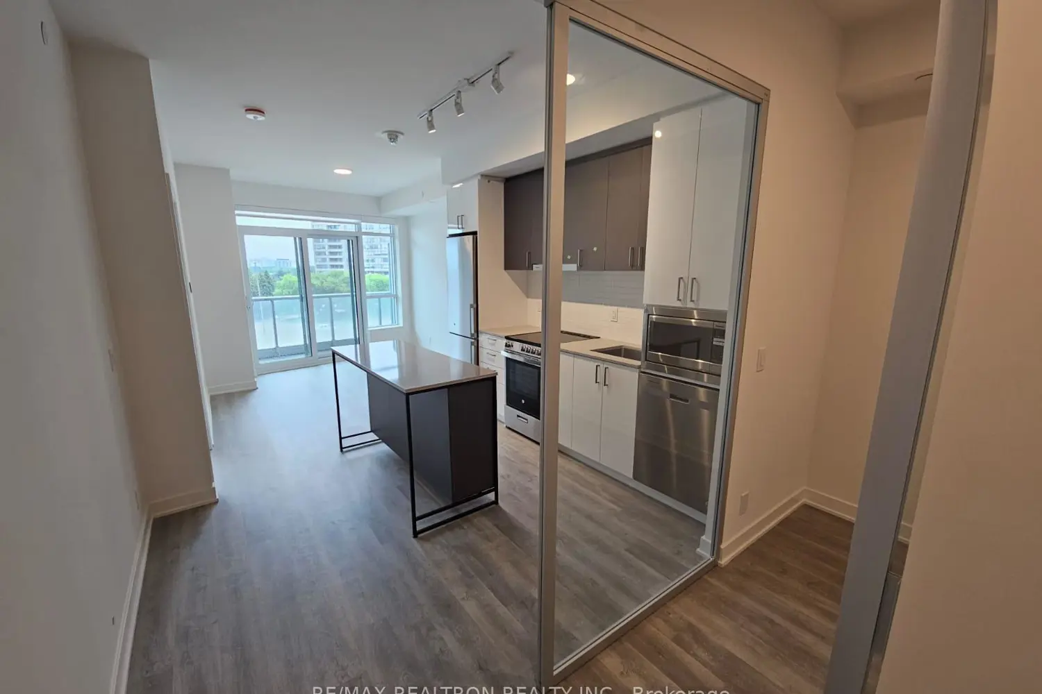 30 Upper Mall Way 307 photo 4