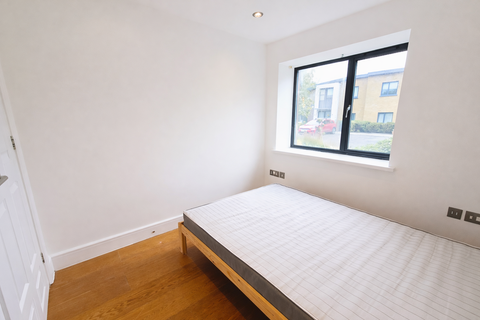 Chanin Mews, London NW2, Room to rent