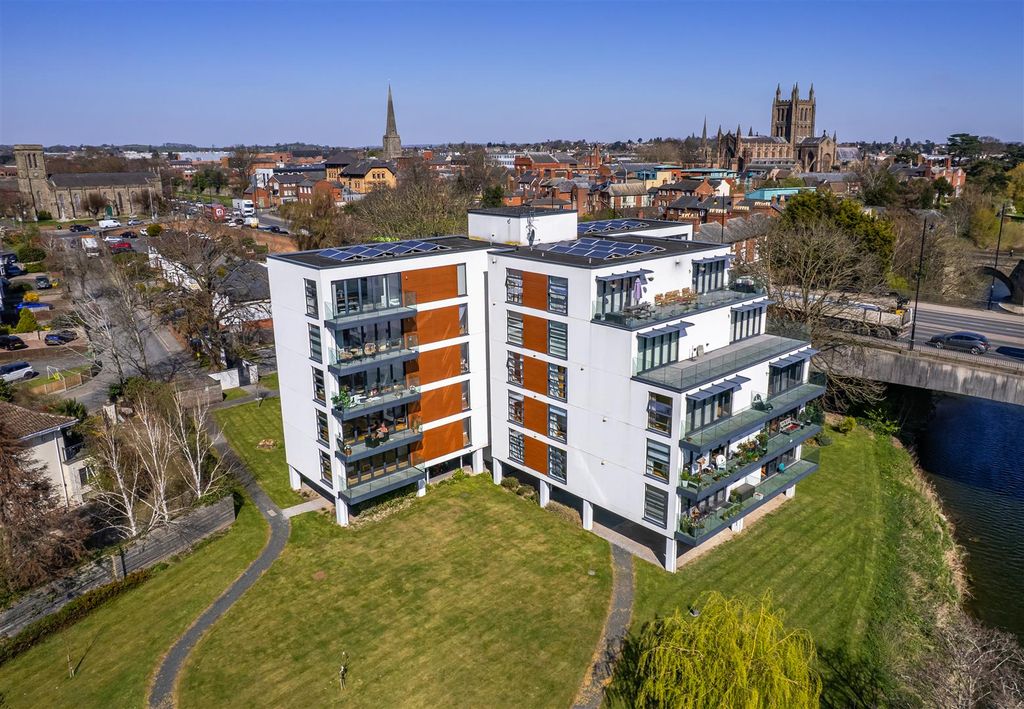 2 bed flat for saleFriars Gate, Greyfriars Avenue, Hereford HR4