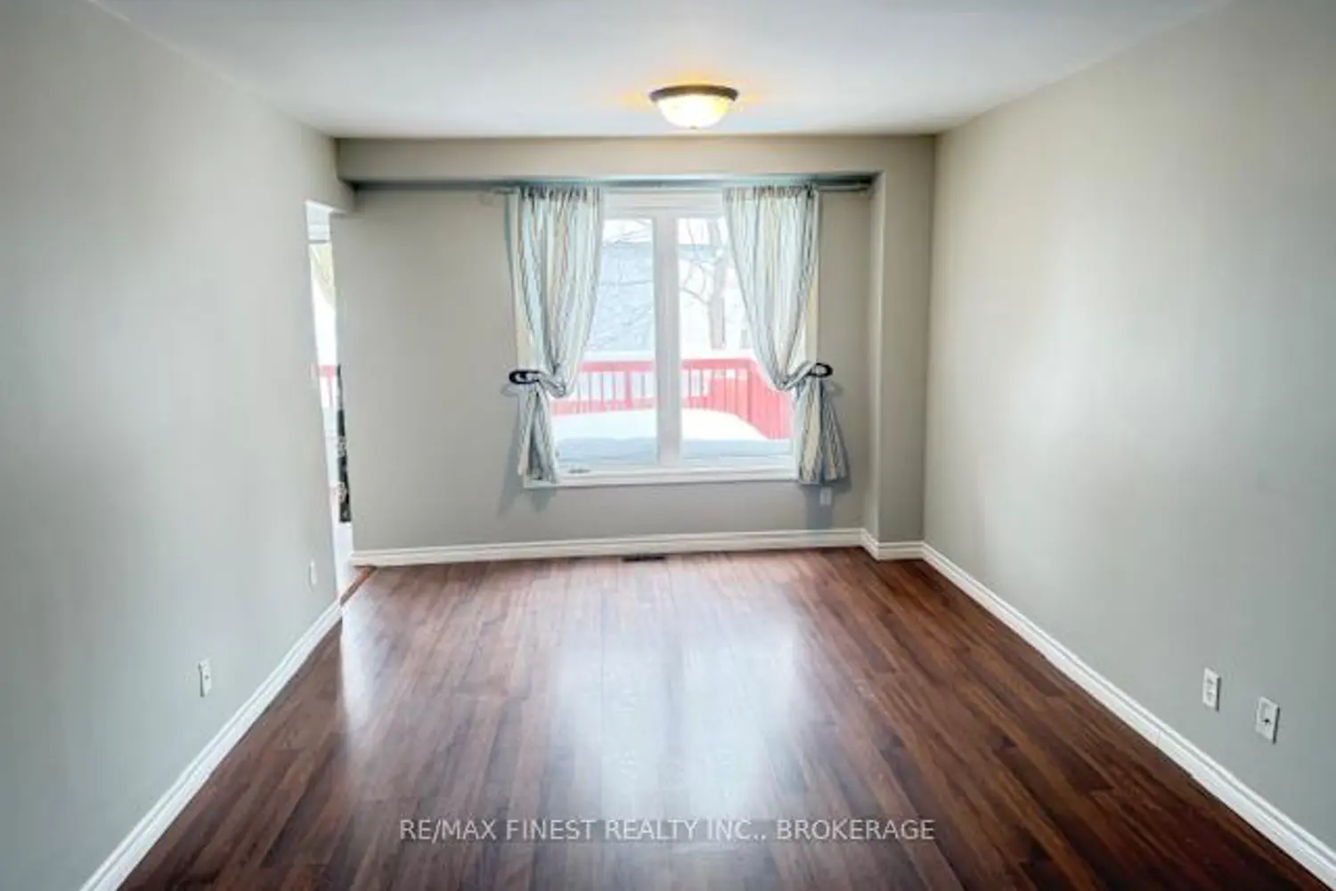 936 Killarney Crescent photo 2
