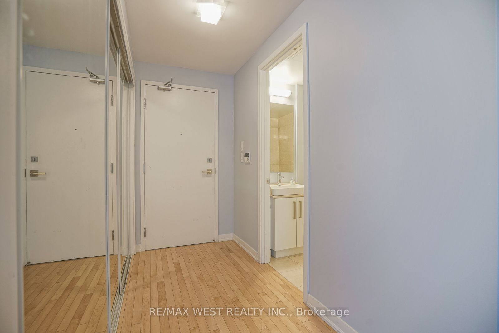 Additional image 2 of 1305-12 York Street, Toronto, ON, M5J 2Z2
