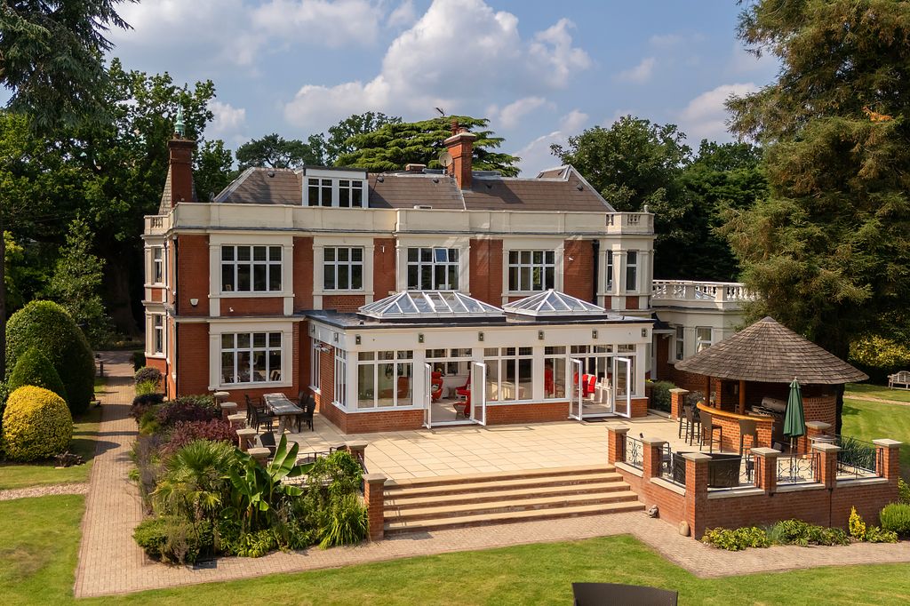 7 bed detached house for saleThe Ridgeway, Mill Hill London NW7 photo 2