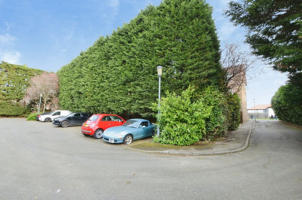 Additional image 14 of 2 bed flat for saleCotswold Avenue, Bushey WD23