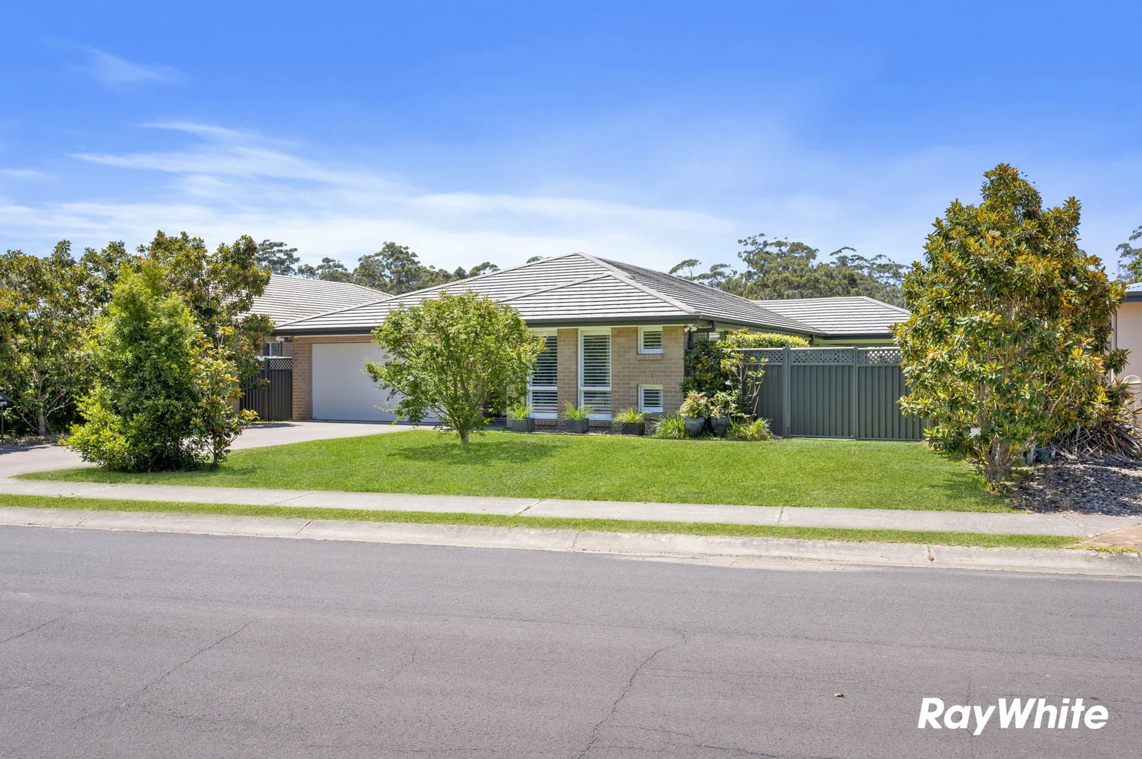 8 Caitlin Crescent, Broulee NSW 2537