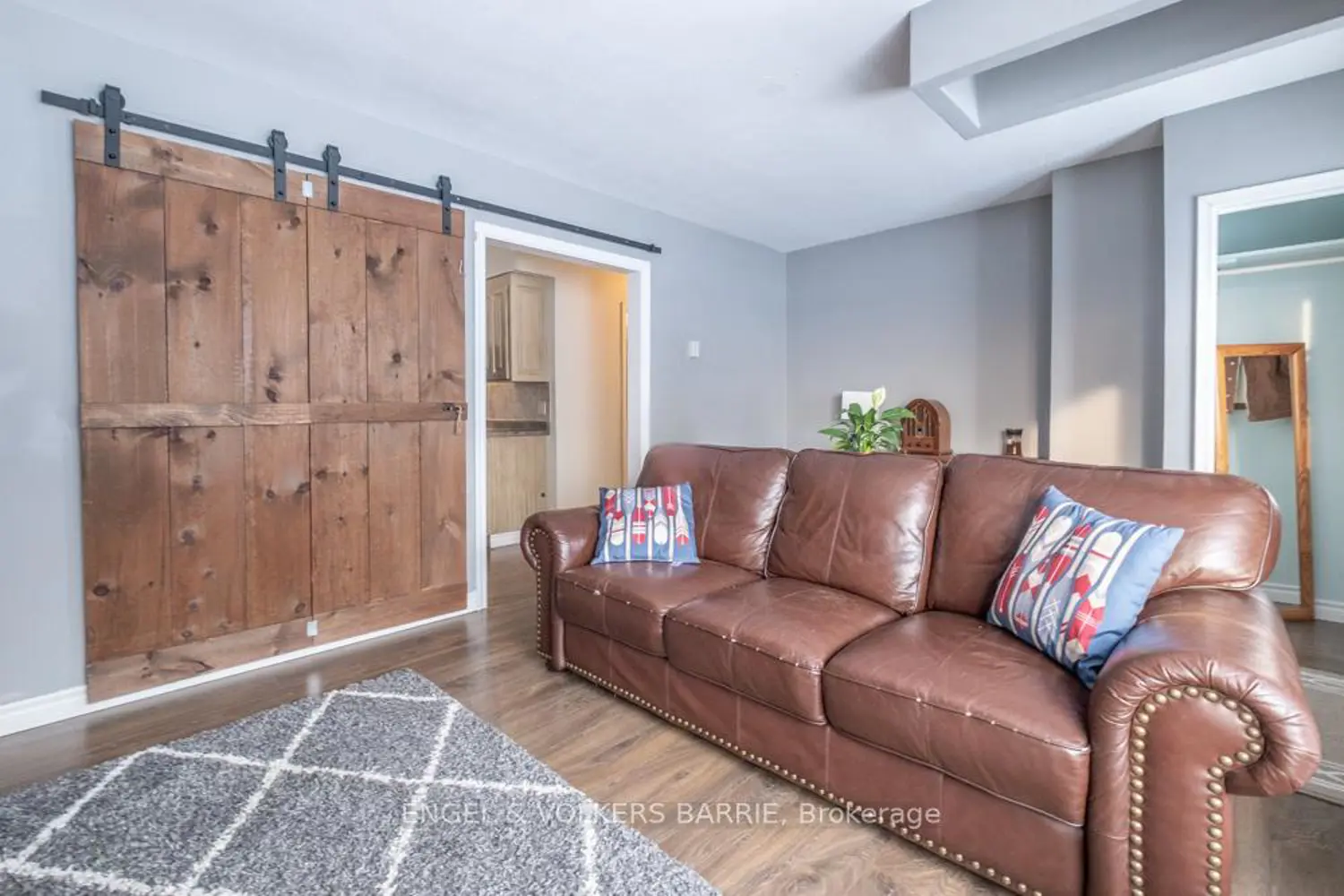 Additional image 9 of 1990 Victoria Street