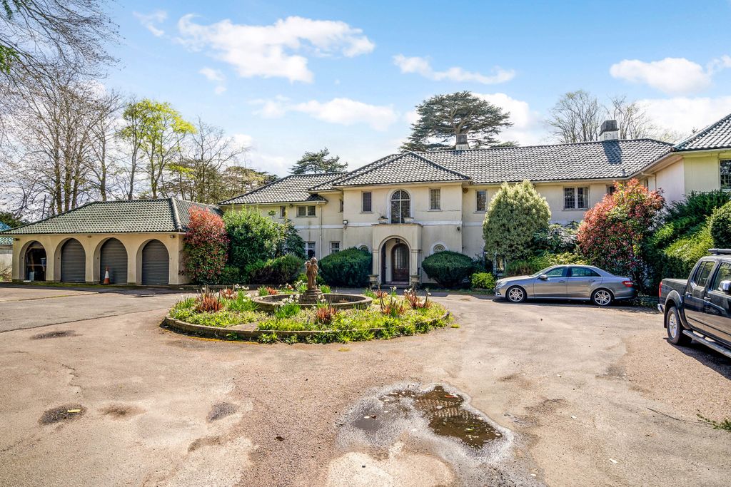 7 bed detached house for saleThe Common, Stanmore HA7 photo 2