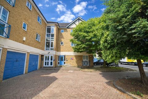 Farrow Lane, London SE14, Studio for sale