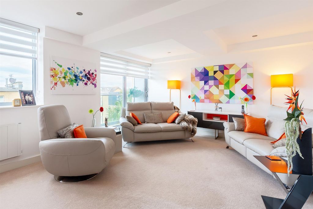 2 bed flat for saleImmaculate Duplex Apartment - Baring Road, Cowes PO31