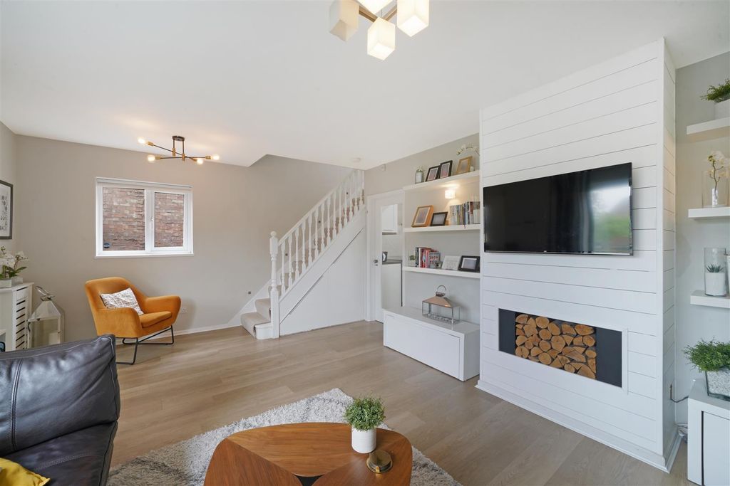 3 bed semi-detached house for saleWorcester Crescent, Mill Hill NW7 photo 4