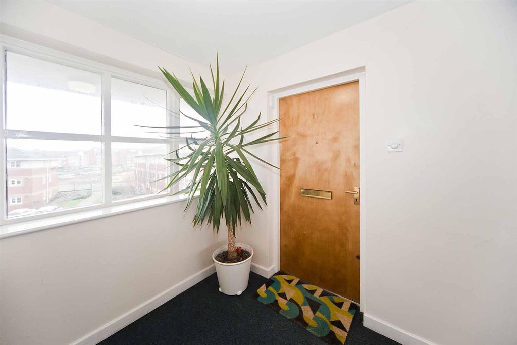 2 bed flat for saleTrident Close, Hartlepool TS24 photo 2