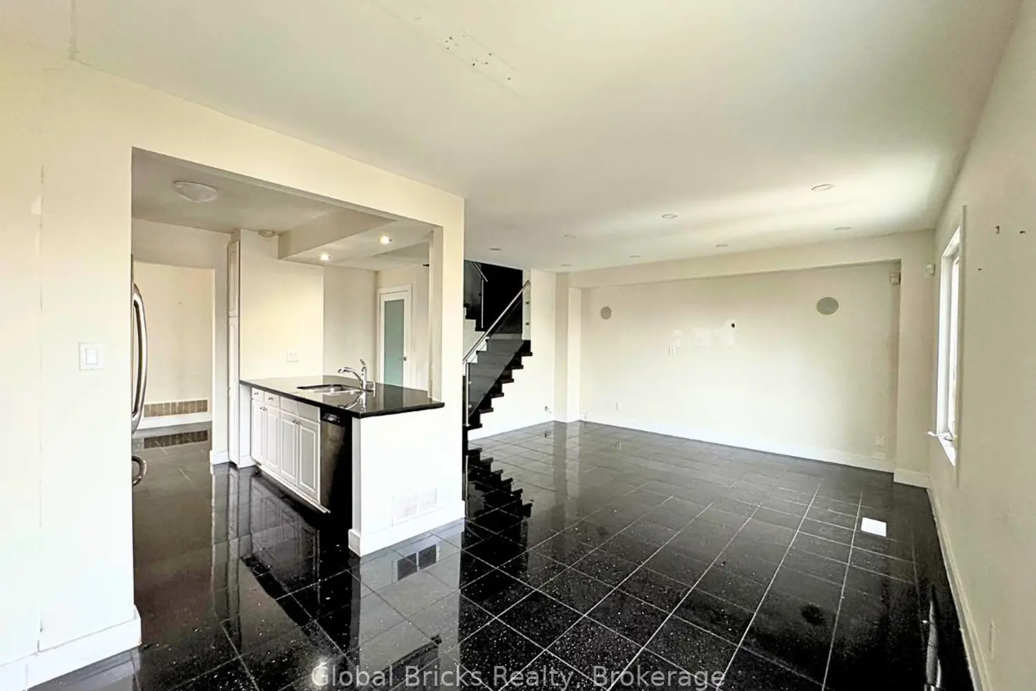 Additional image 9 of 41 Fieldview Crescent