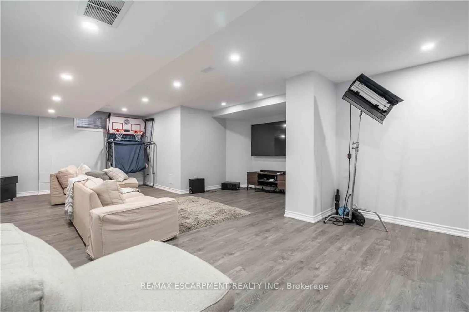 Additional image 13 of 51 Showcase Drive