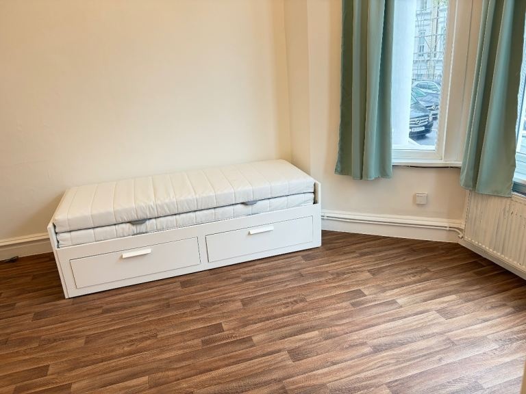 Additional image 3 of Studio Flat, Very Near Warwick Road Area, SW5, N1 7GU