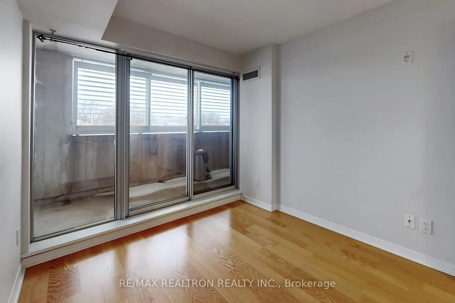 Additional image 18 of 1050 The Queensway Avenue 217