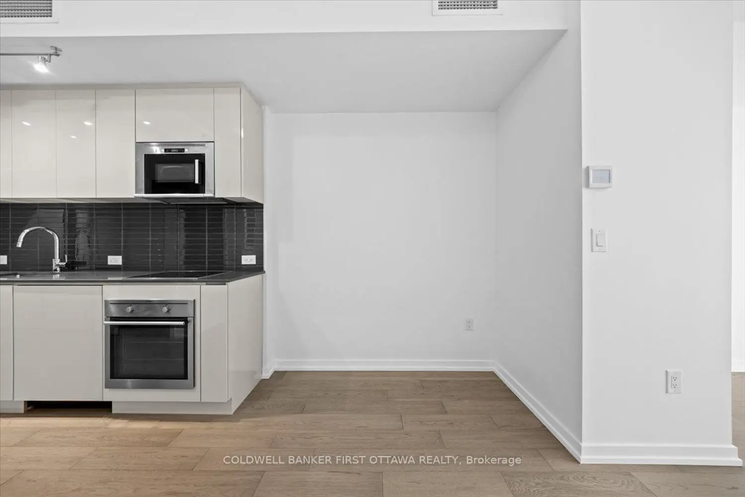 199 Slater Street 906 photo 4