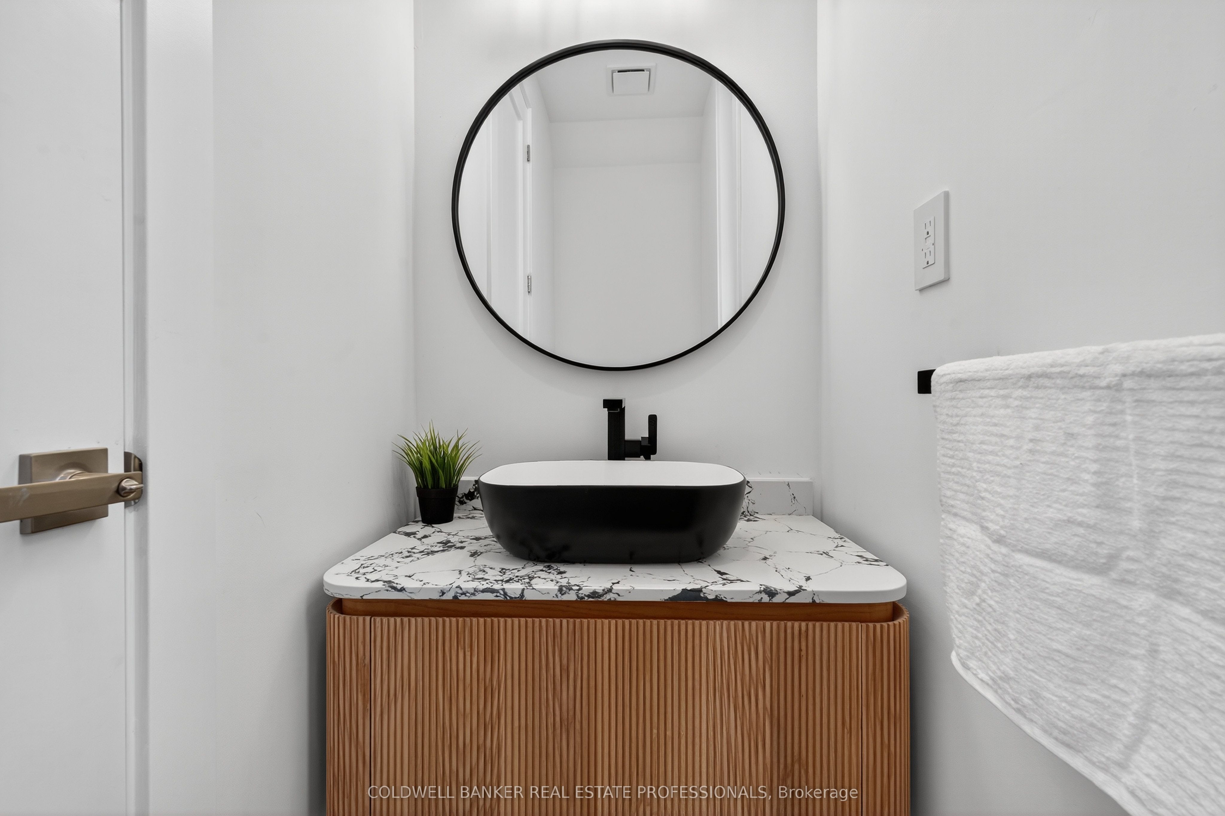 Additional image 3 of 223 Queensdale Avenue, Toronto, ON, M4C 2B1
