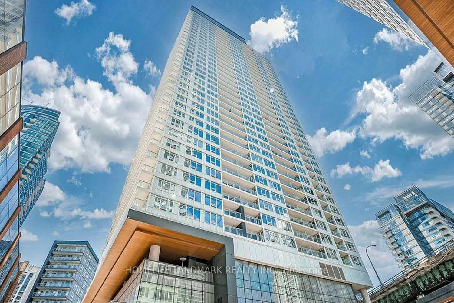 19 Bathurst Street 605