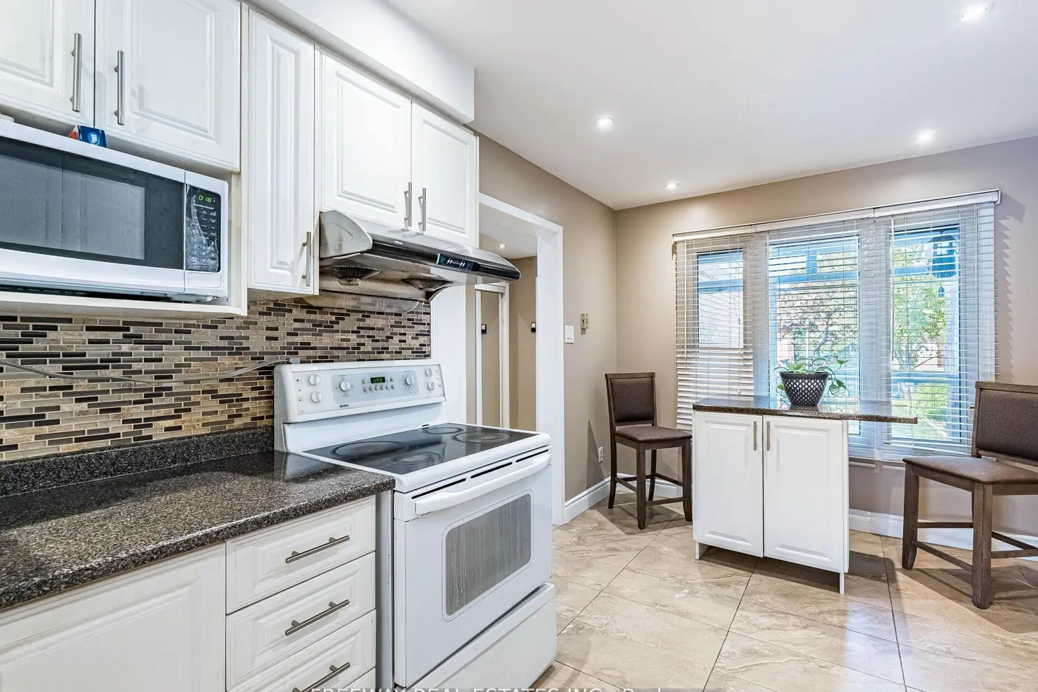 Additional image 7 of 53 Dutch Crescent