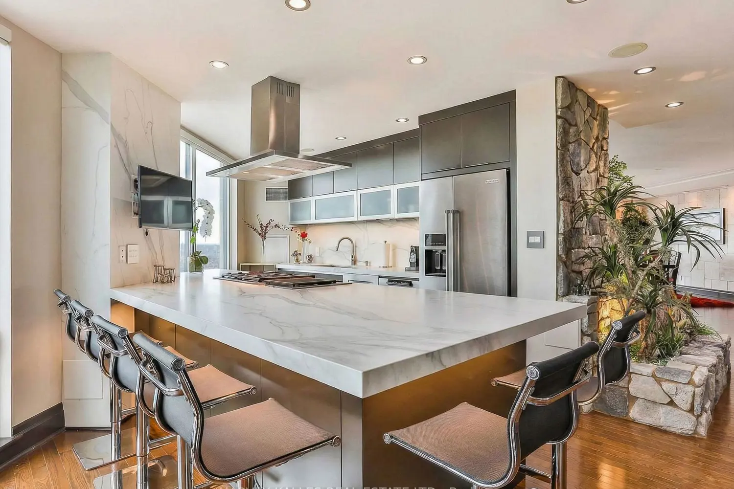 Additional image 12 of 300 Bloor Street 2701