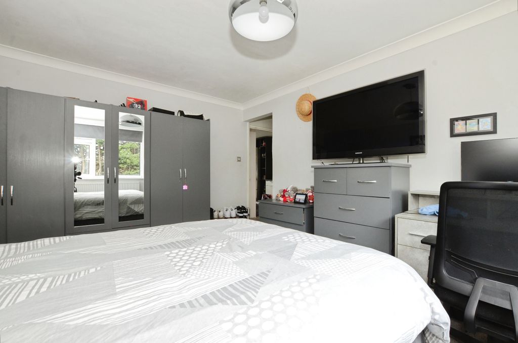 Additional image 6 of 2 bed flat for saleCotswold Avenue, Bushey WD23