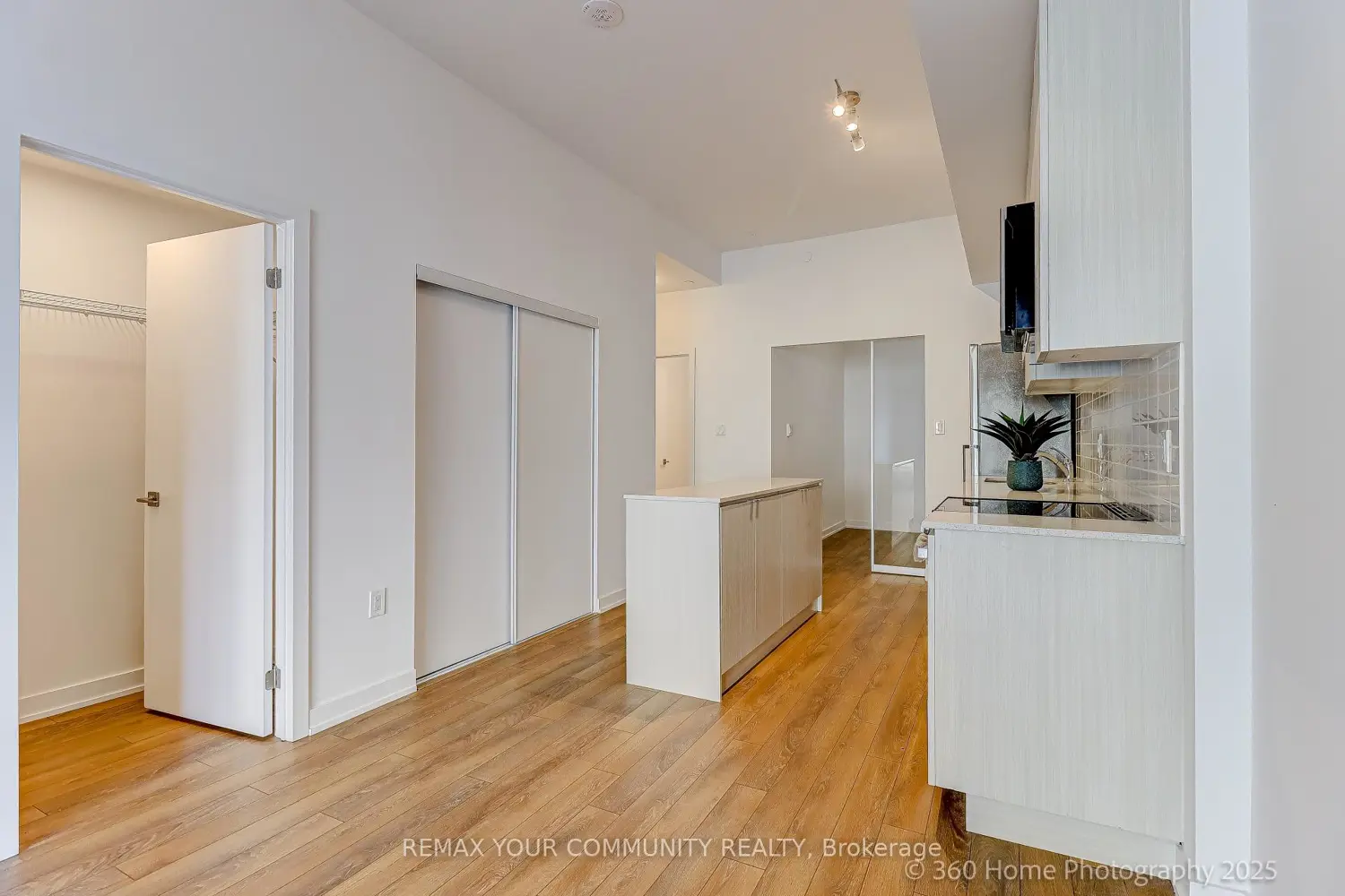 Additional image 16 of 2433 Dufferin Street 112
