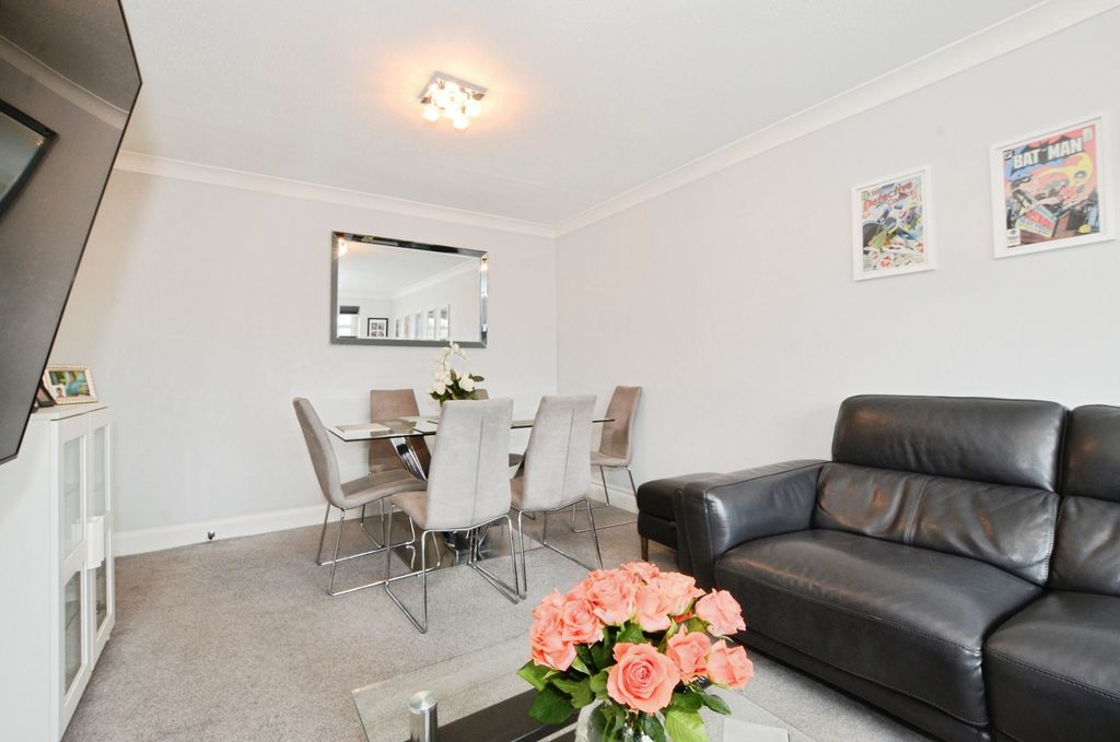 Additional image 2 of 2 bed flat for saleCotswold Avenue, Bushey WD23
