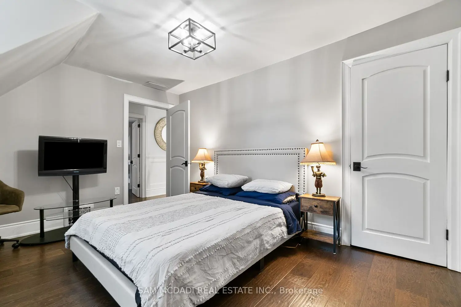 Additional image 15 of 2552 Jarvis Street