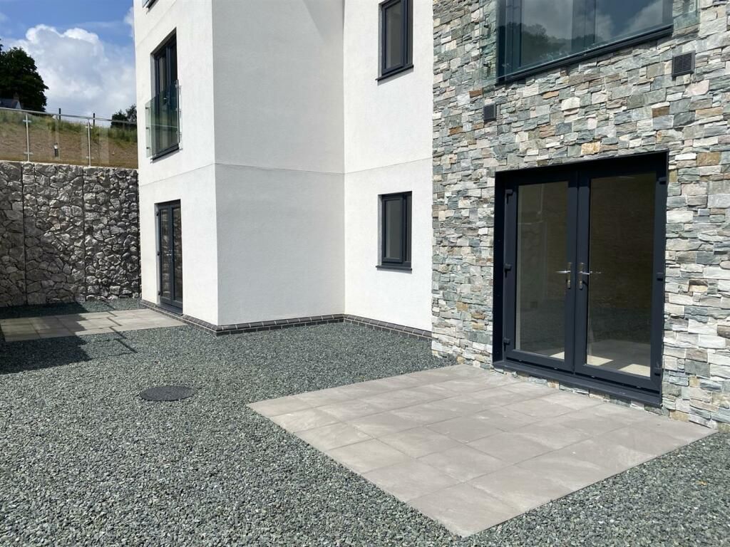 2 bed flat for saleBeaumaris LL58 photo 2