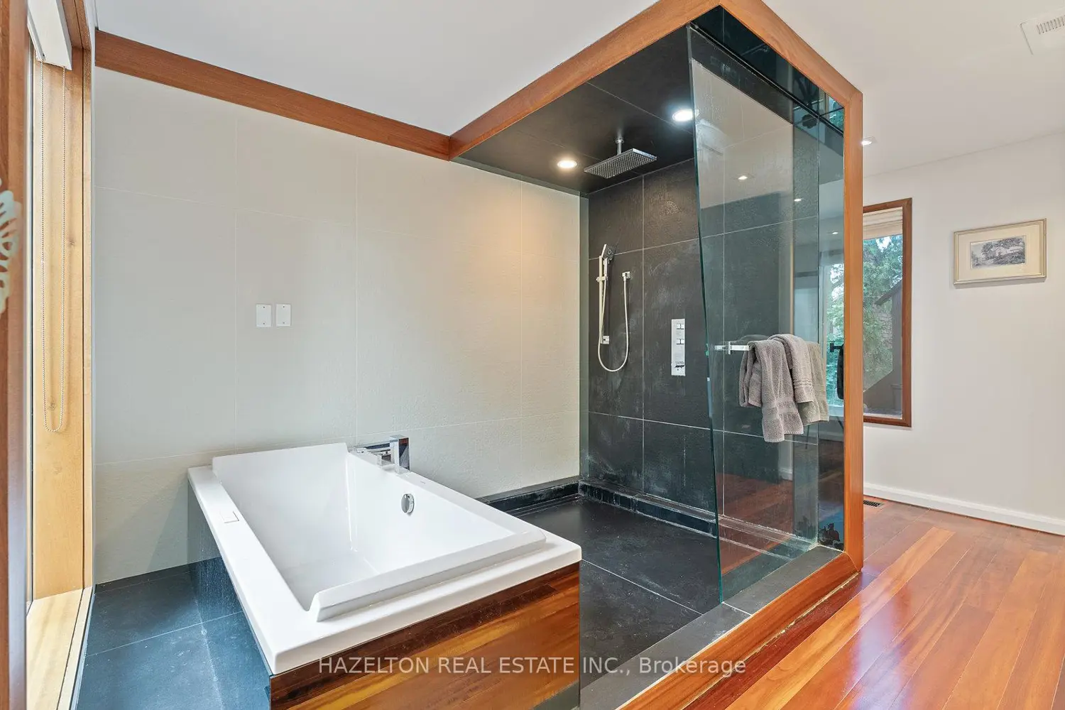 Additional image 10 of 32 Regal Road